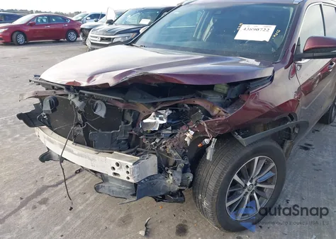 2018 Toyota Highlander Xle z USA, uszkodzony, nr VIN 5TDKZRFH1JS243010
